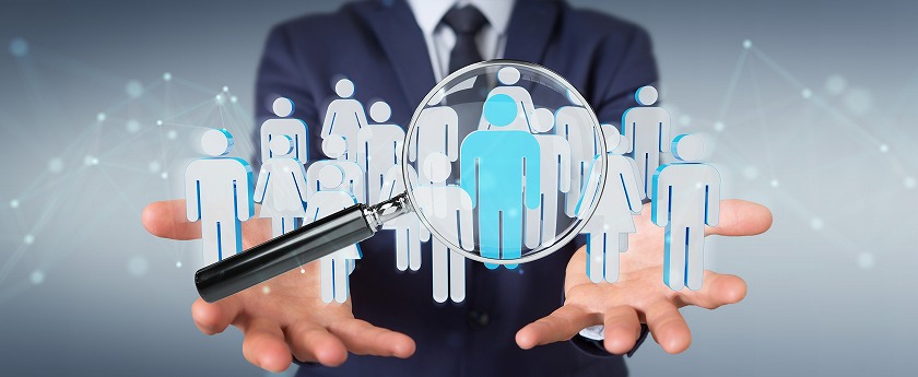 虫眼鏡で人を見る