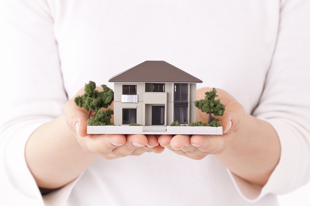 家の模型、手に持っている