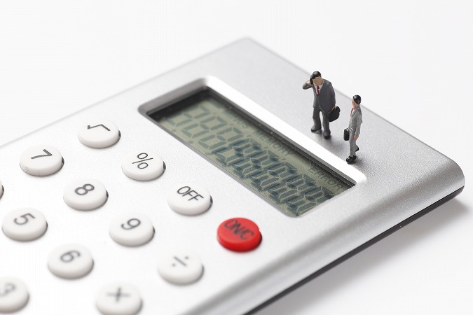 電卓、ジオラマの人が二体