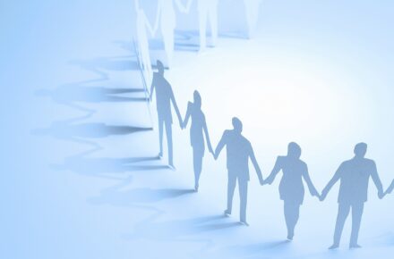 人々が手を取り合っている