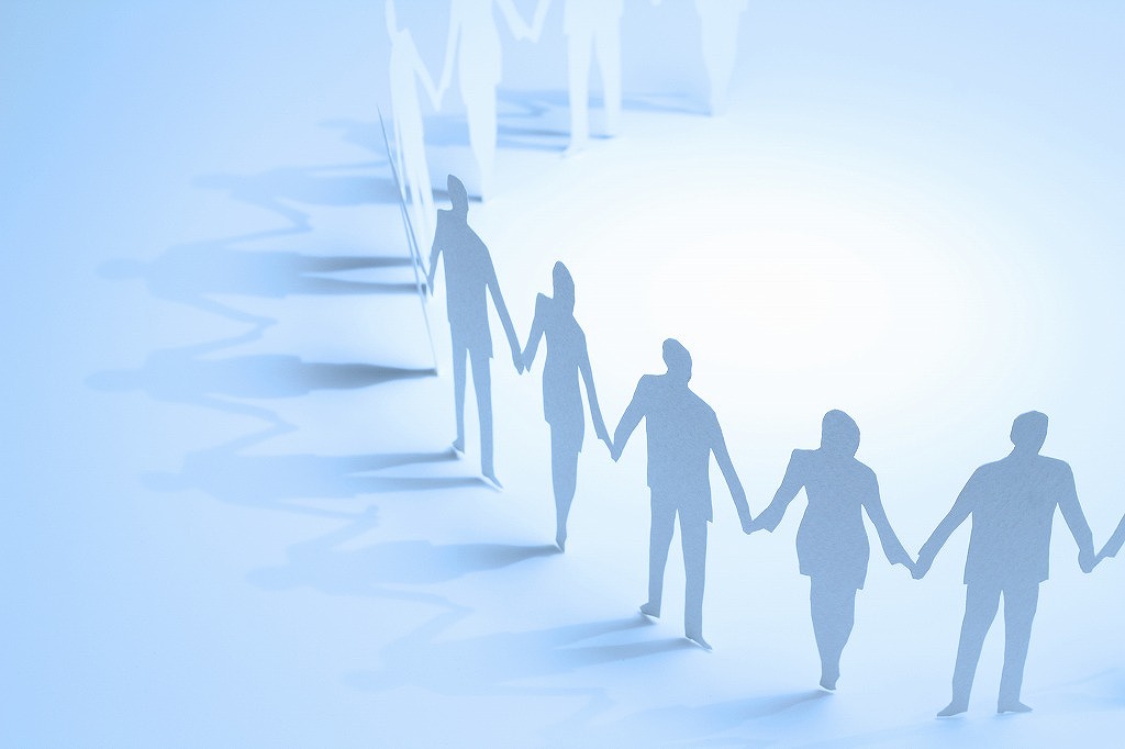 人々が手を取り合っている