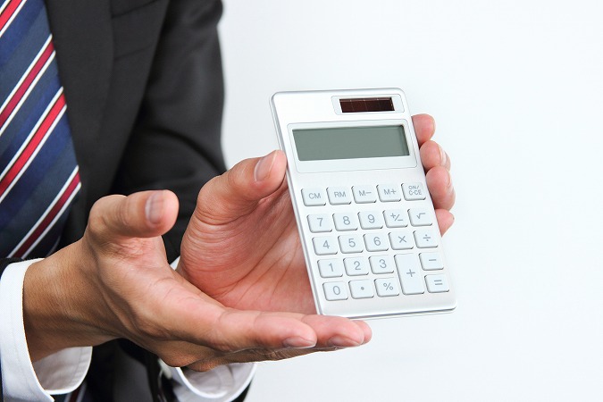 電卓、手を添える